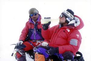 Roberto delle Monache con il portatoreSherpa al campo 2 prima del rientro al CampoBase.